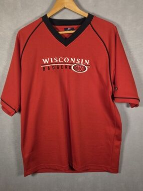 Pro Player Wisconsin Badgers V-neck pullover fleece sweatshirt (R531)
